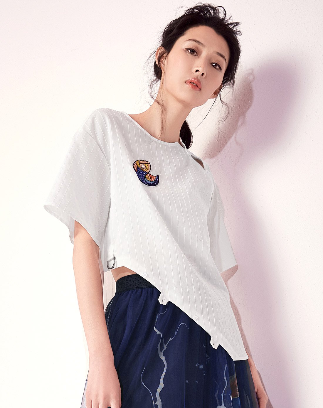 云思木想设计师专场 原创鱼刺绣不规则两穿个性短袖女t恤