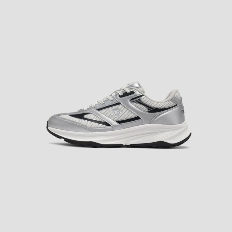 Descente 迪桑特chron系列男女同款液态银lavitate复古跑鞋 In Gray