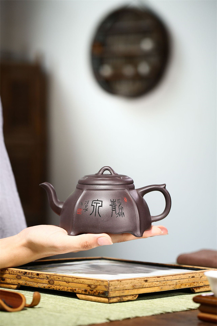 《孤菱四方》正宗宜兴紫砂壶名家钱华芳手工刻绘原矿紫泥茶壶礼盒