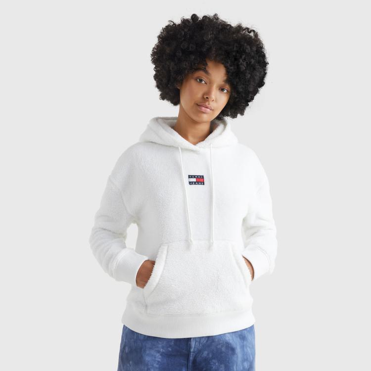 Tommy Hilfiger Tommy Jeans 女潮流旗标刺绣舒适抓绒抽绳连帽套头卫衣14690 In White