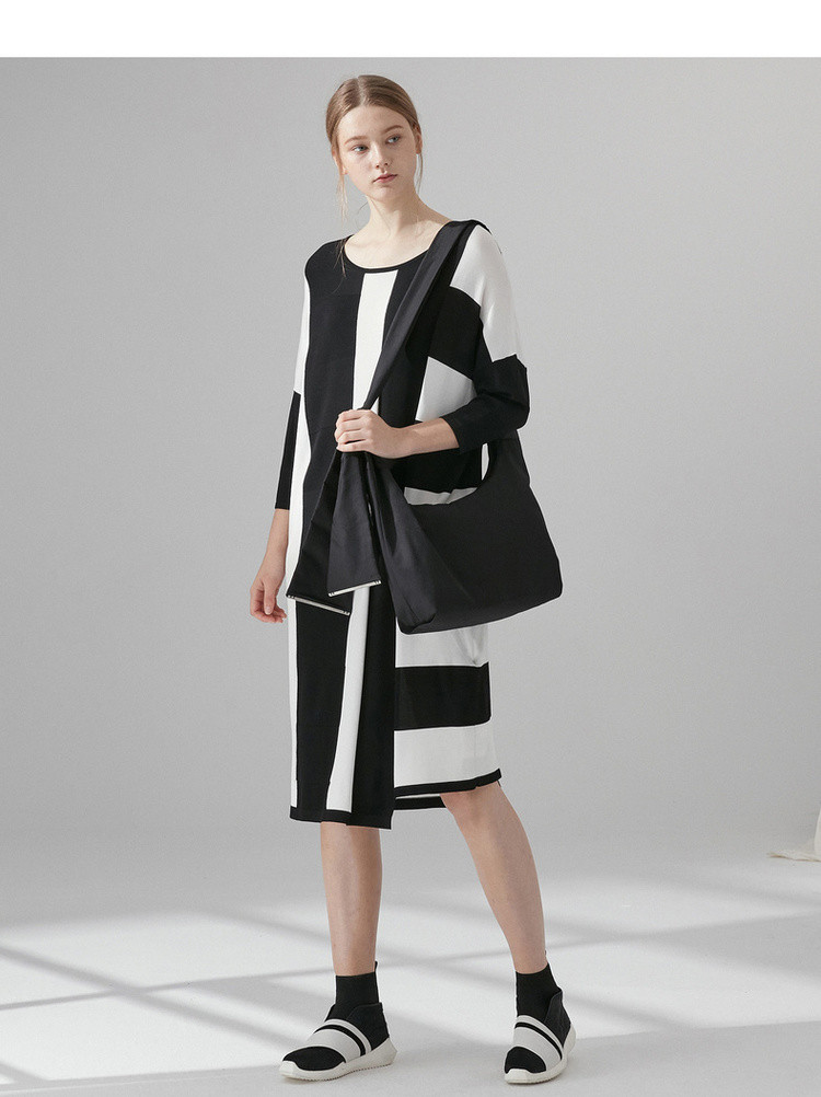 aum噢姆玛丝菲尔2019春季黑白撞色拼接七分袖宽松中长针织连衣裙