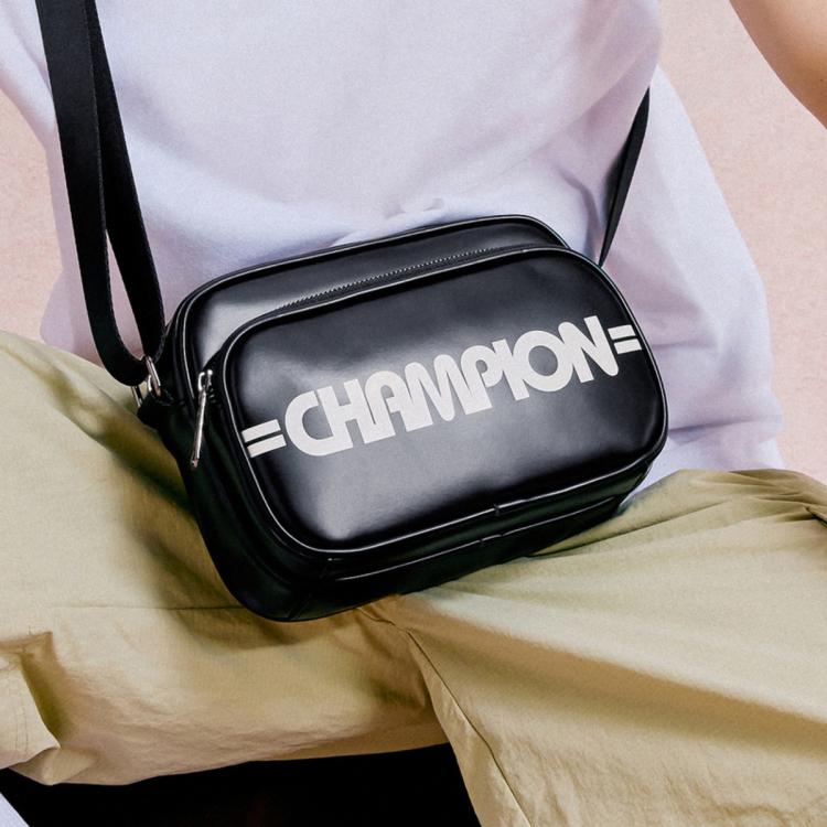 Champion 【品牌直营】男女休闲斜挎包字母logo时尚单肩包 In Black