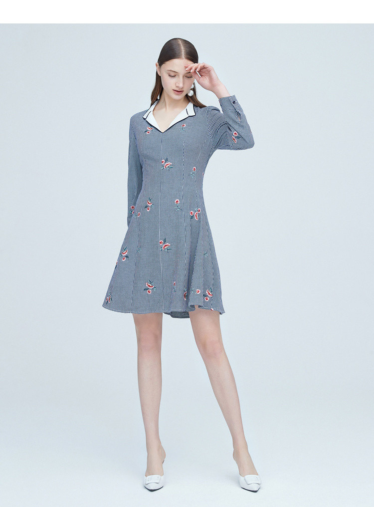 影儿诗篇女装2019春季新款时尚格纹绣花v领收腰显瘦宽松袖连