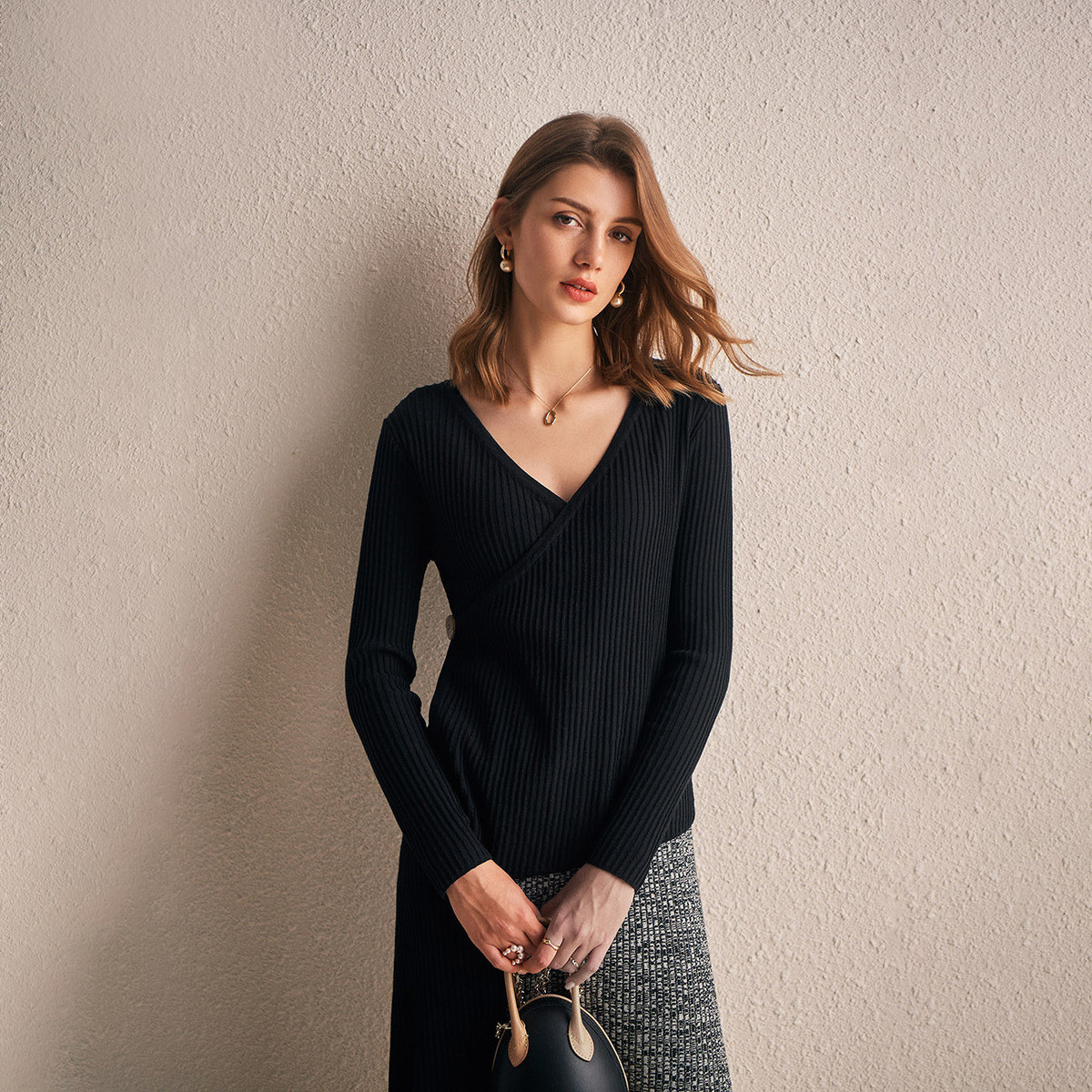 anne klein 安妮·克莱因 女士v领不规则针织衫 三色149元包邮