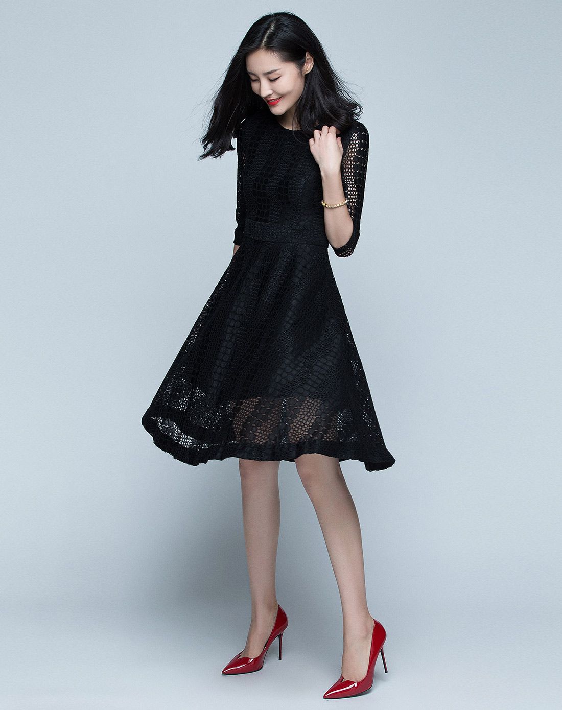 黑色大方镂空水溶蕾丝连衣裙