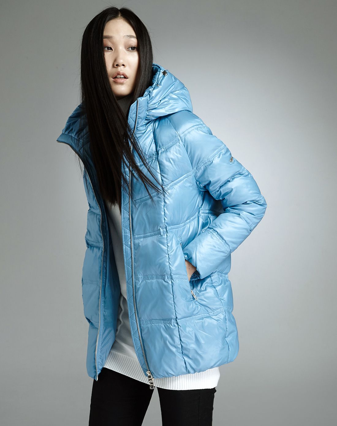 女款天空蓝茧型运动款羽绒服
