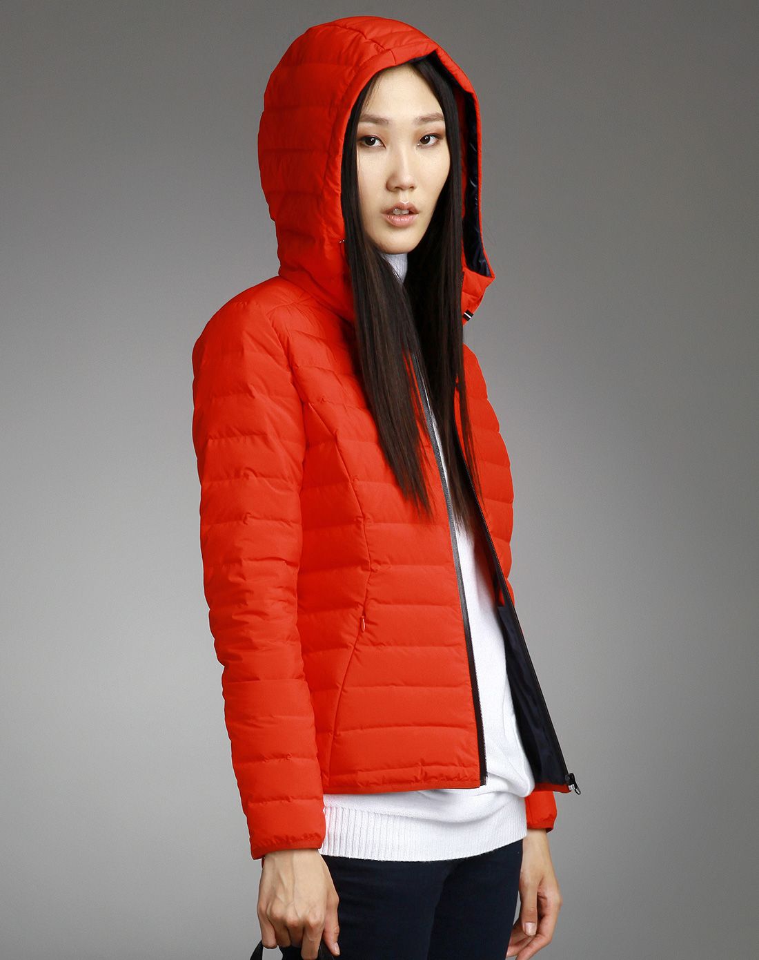 品红色修身连帽加厚羽绒服