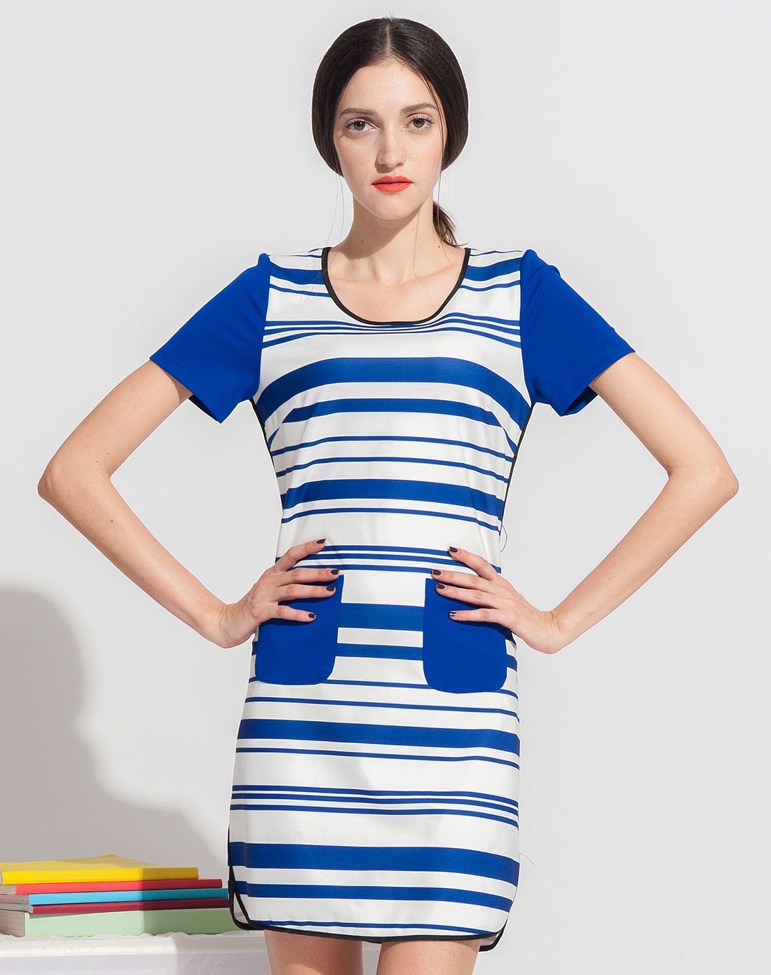 蓝白色俏丽条纹短袖连衣裙