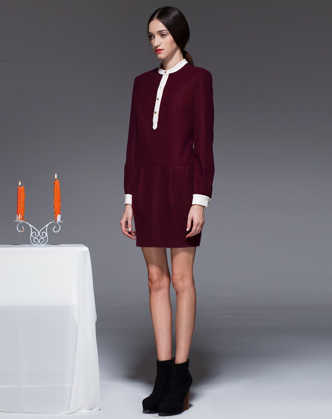 酒红色立领单排扣简约撞色长袖连衣裙
