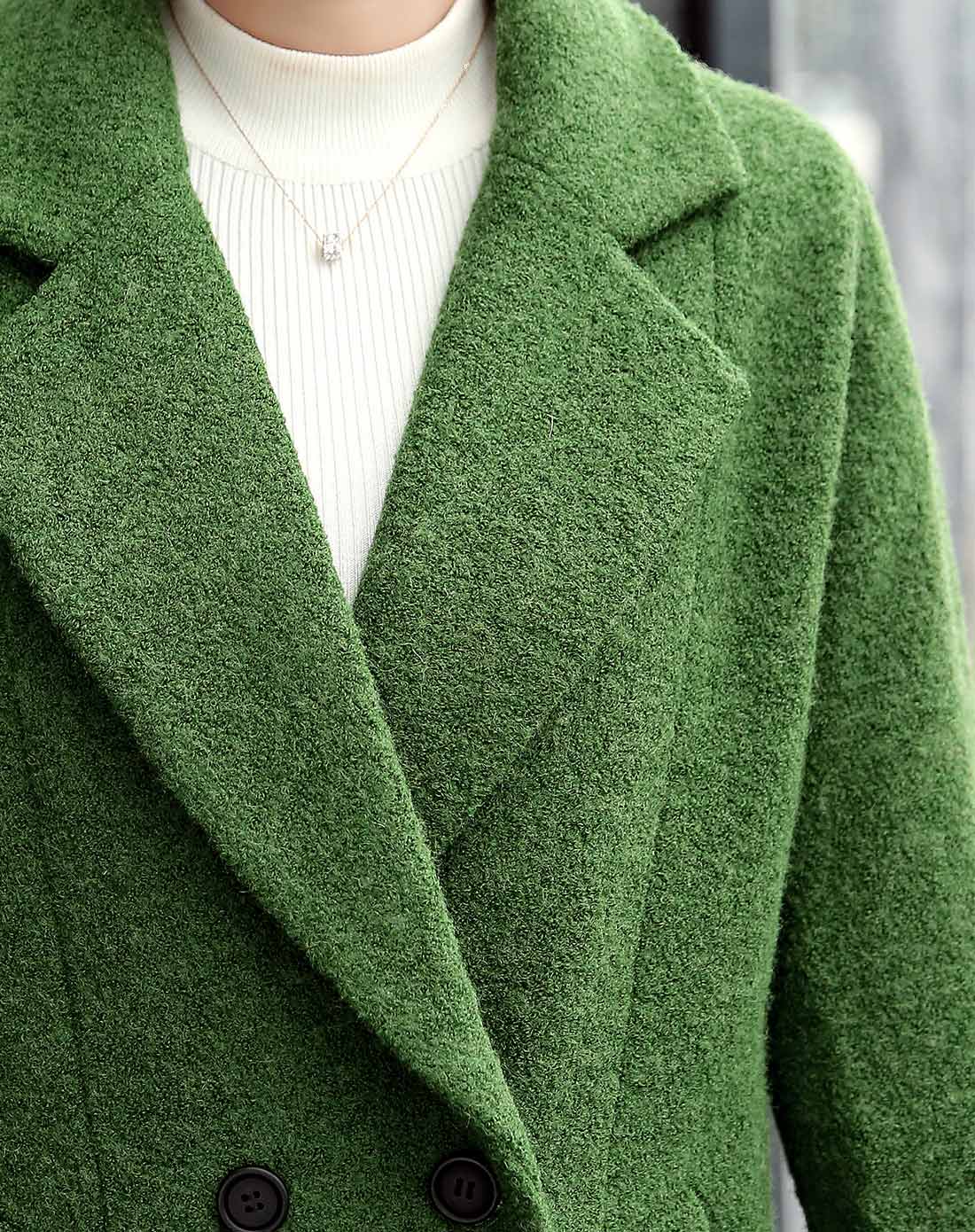 墨绿色中长款翻领修身大衣