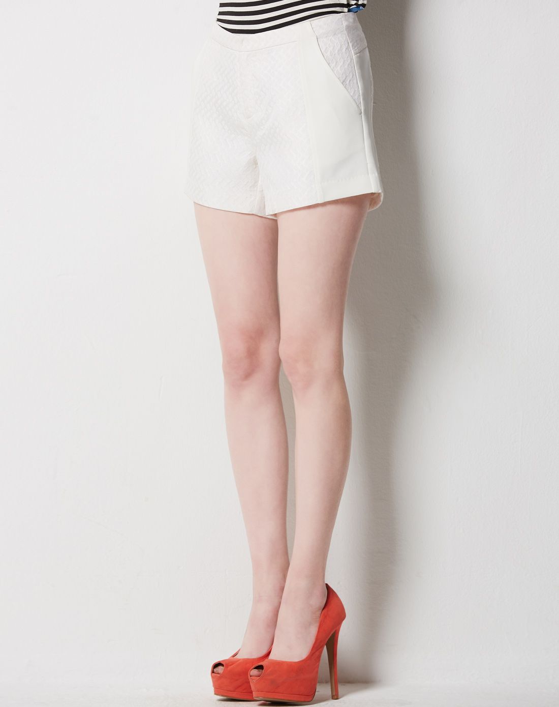 白色简约百搭短裤