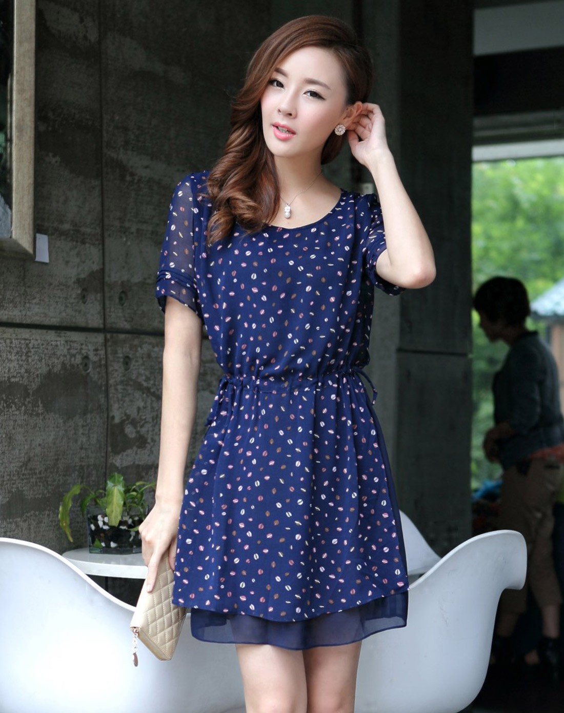 蓝色斑点圆领连衣裙