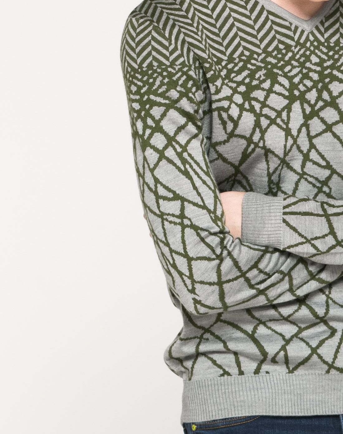 男款暗橄榄绿乱纹v领毛衣