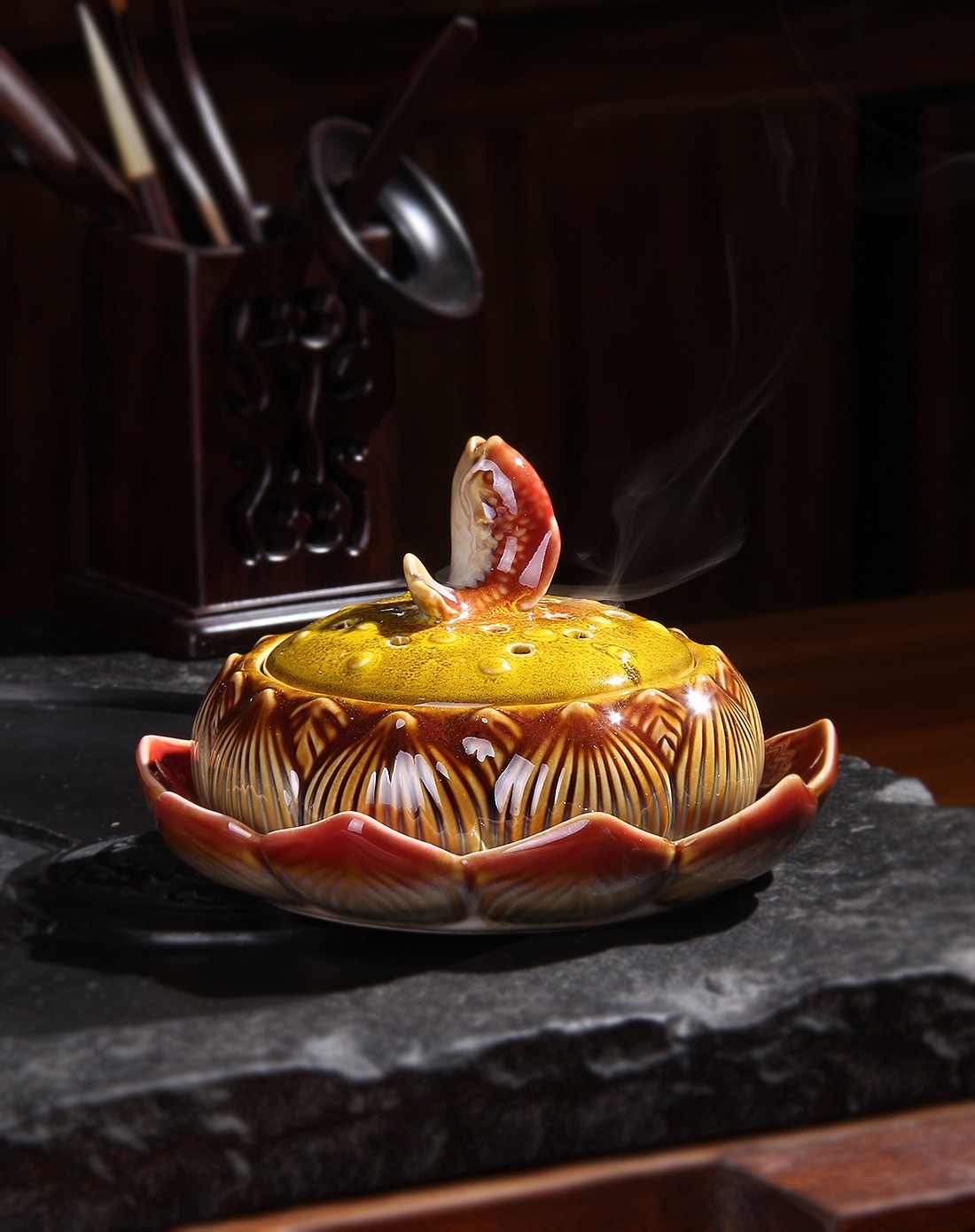 窑变红白釉莲花熏香炉