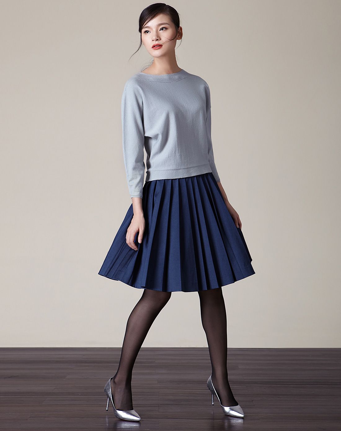 蓝色百褶a摆及膝半身裙