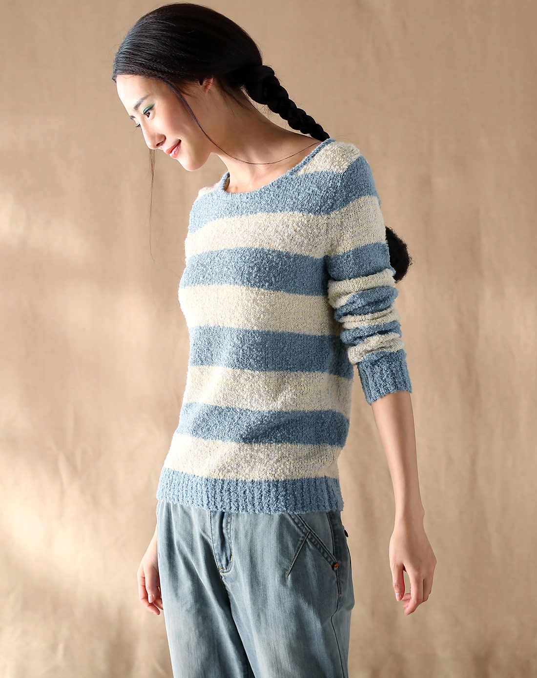 灰蓝色百搭条纹圆领毛衣