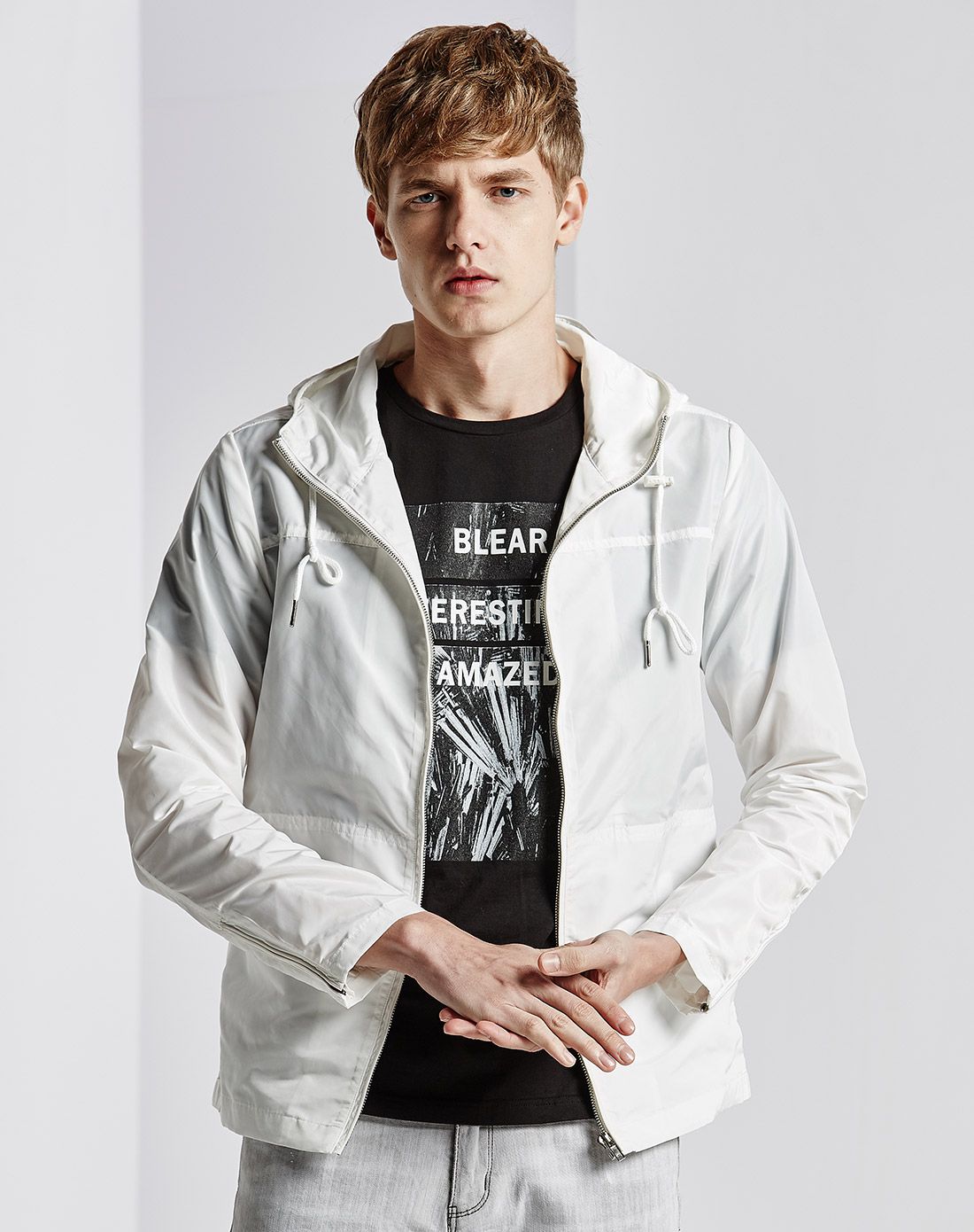 白色男士薄款连帽休闲夹克