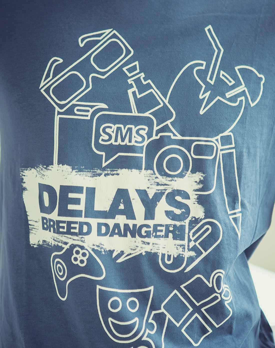 男灰蓝色潮人图案印花短袖t恤