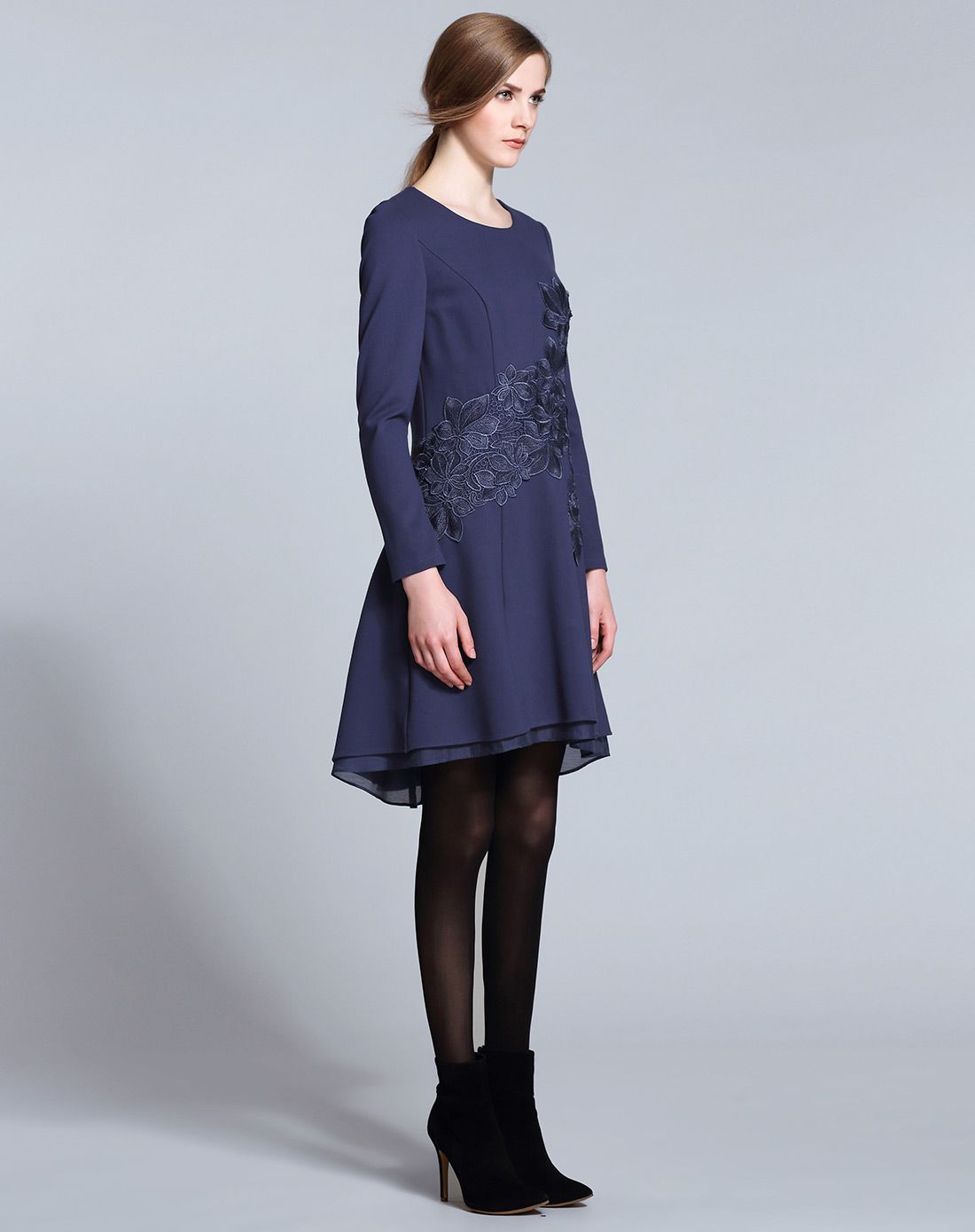 普兰色时尚立体贴花长袖连衣裙