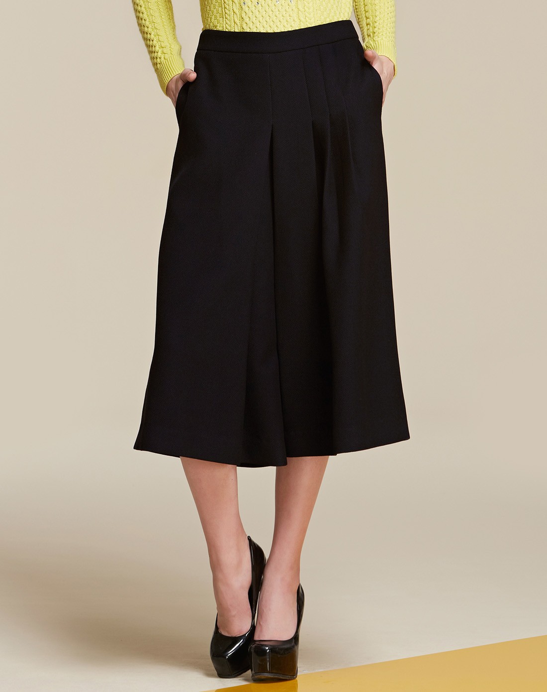 黑色时尚顺褶阔腿九分裤