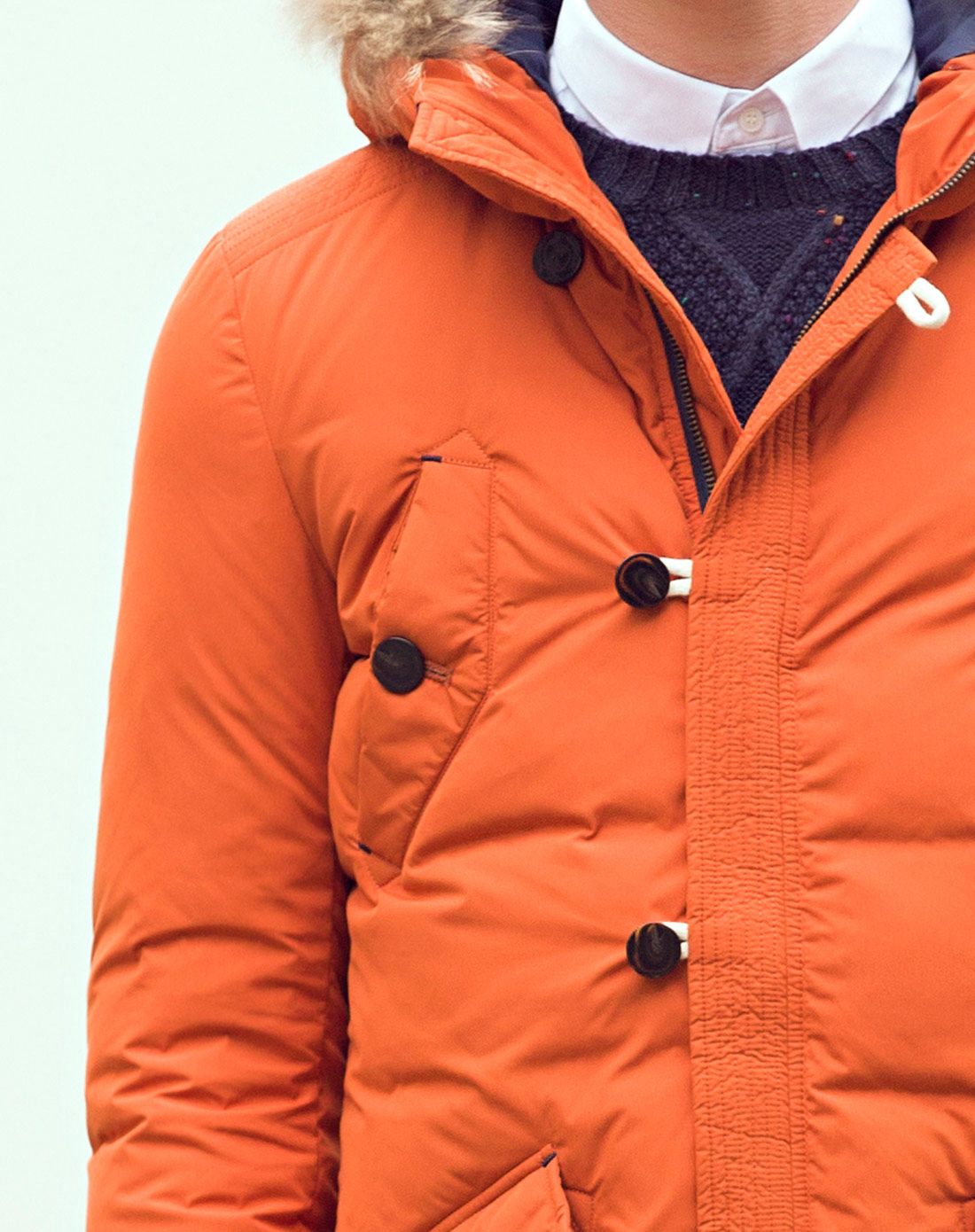 男橙色羽绒服