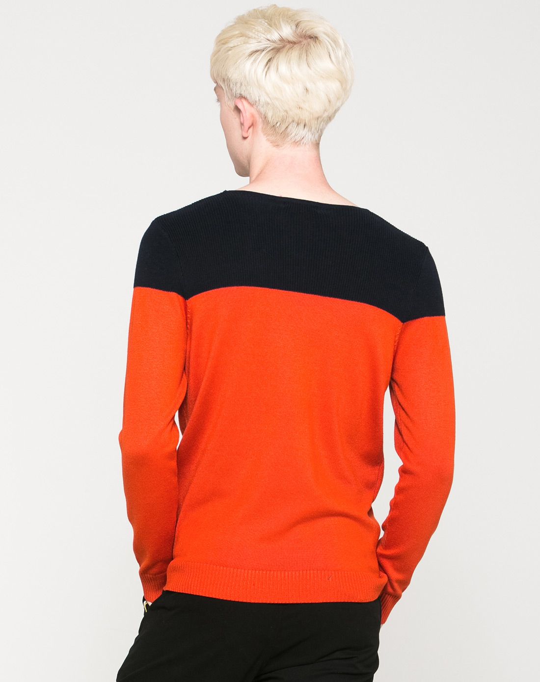 男款橘色民族花版圆领毛衣