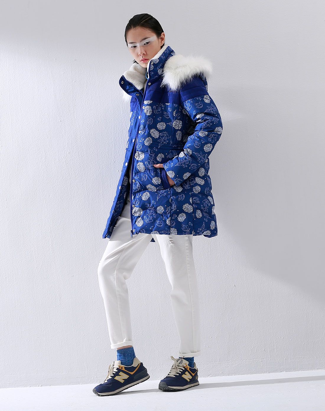 蓝底白花毛领撞色印花中长款外套