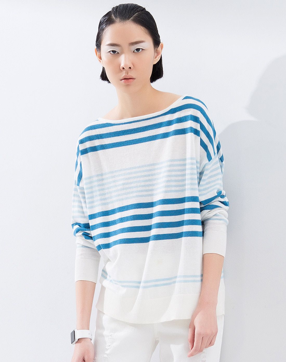 蓝白条深浅条纹一字领落肩长袖针织衫