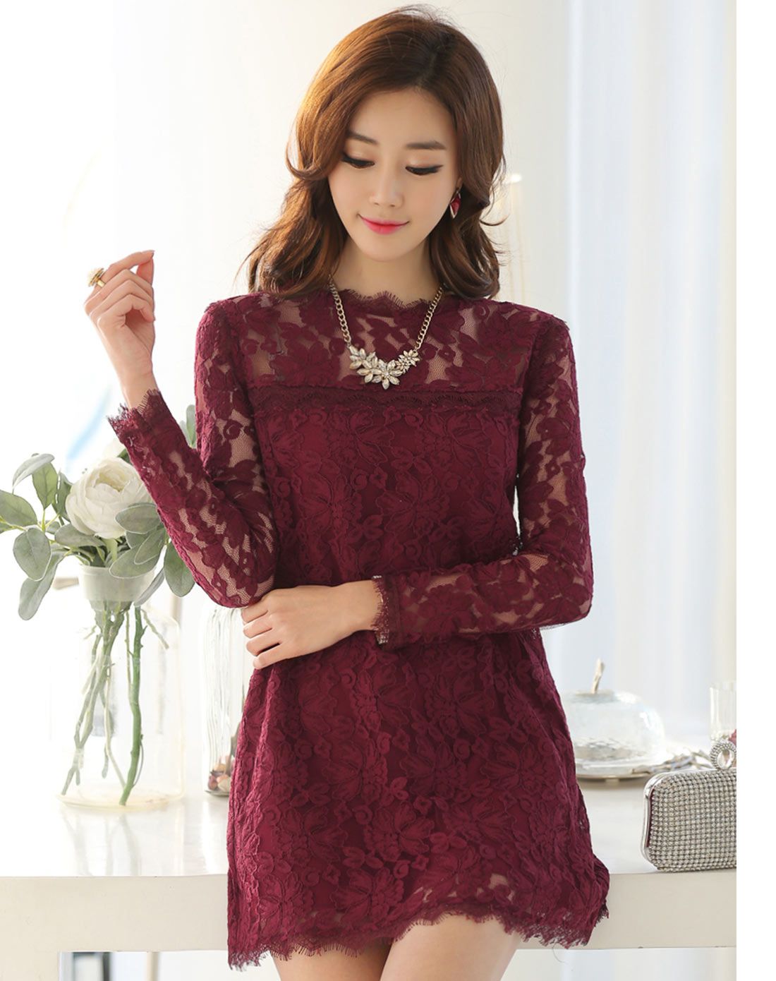 红色秋款蕾丝镂空连衣裙