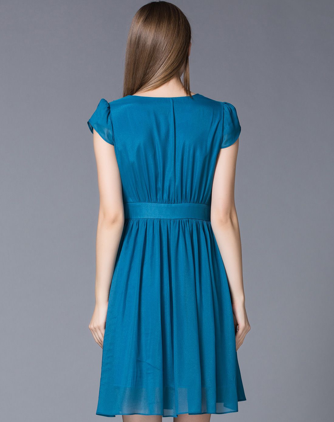 湖蓝色时尚v领连衣裙